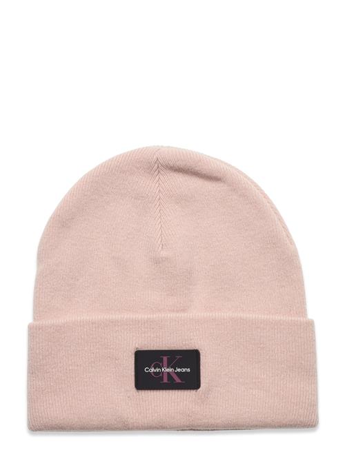 Se Calvin Klein Monologo Rubber Beanie Calvin Klein Pink ved Booztlet