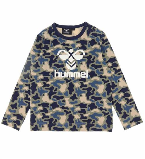 Se Hummel Bluse - hmlSteen - Vetiver Camouflage m. Logo ved KidsWorld