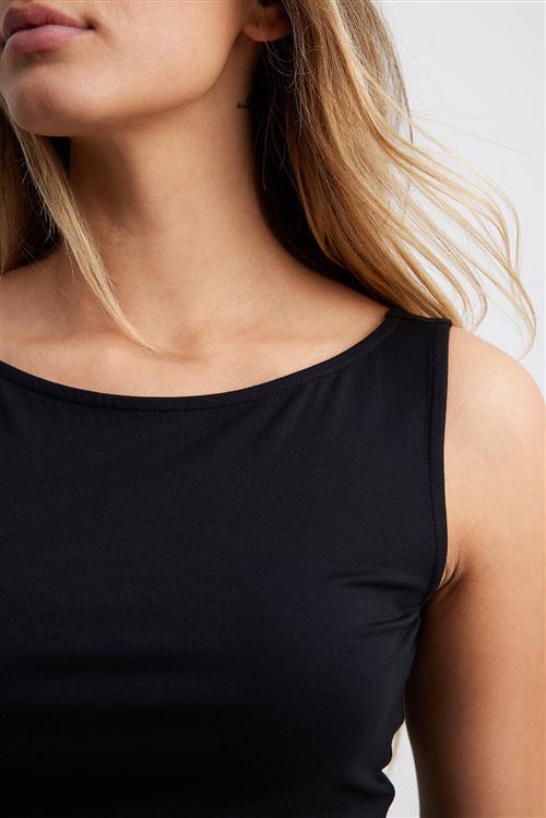 NA-KD Soft Line ærmeløs top - Black