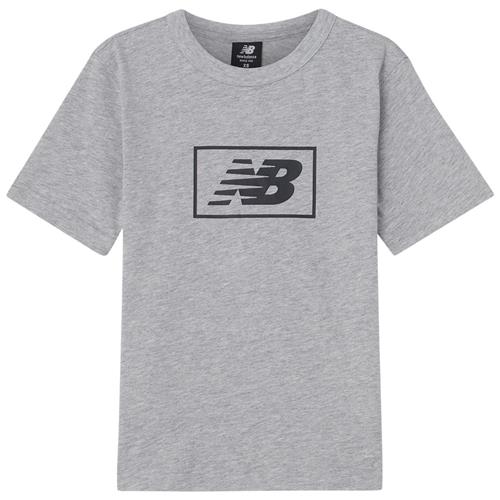 Se New Balance Essentials T-shirt Athletic Grey | Grå | 14-16 years ved Babyshop