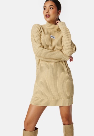 Se Calvin Klein Jeans Washed Monologo Sweater Dress AAT Warm Sand L ved Bubbleroom