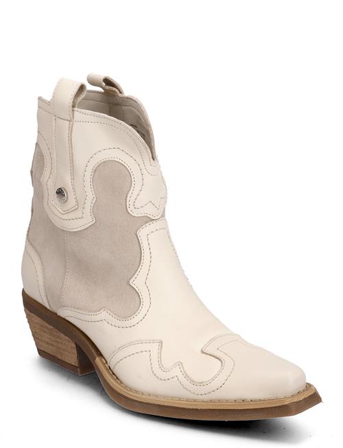 Se Steve Madden Waynoa Boot Steve Madden Beige ved Booztlet