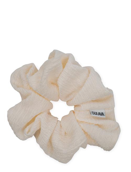 Se SUI AVA Ea Zig-Zag Scrunchie SUI AVA Cream ved Booztlet