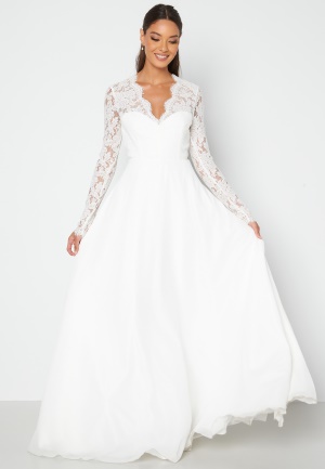 Se Bubbleroom Occasion Scallop V-Neck Lace Gown White 34 ved Bubbleroom