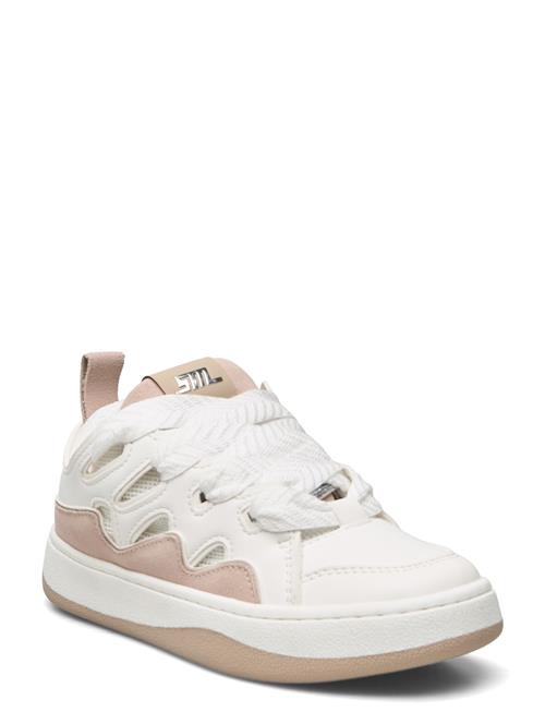 Se Roaring Sneaker Steve Madden White ved Booztlet