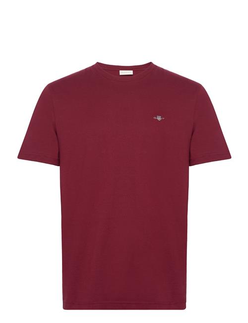 Se GANT Reg Shield Ss T-Shirt GANT Burgundy ved Booztlet