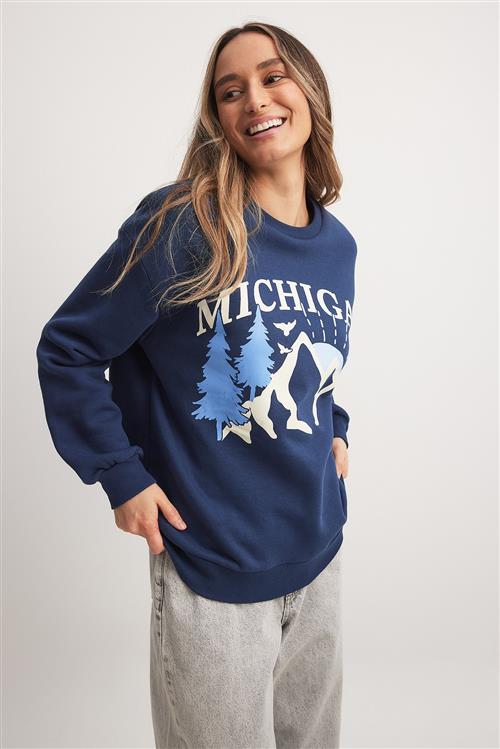 Se NA-KD Trend Sweatshirt med byprint - Blue ved NA-KD