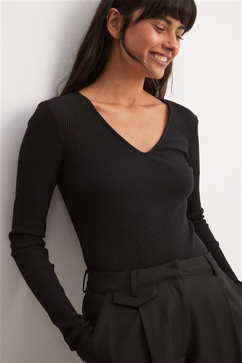 NA-KD Basic Ribbet top med v-hals og lange ærmer - Black