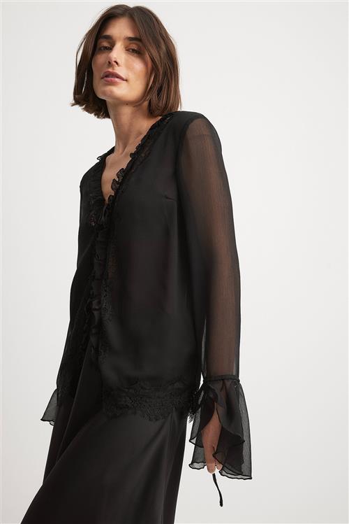 NA-KD Bluse i chiffon med blondedetalje - Black