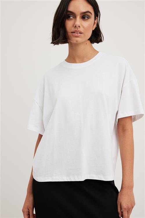 Se NA-KD Basic Oversize t-shirt med 3/4 ærmer - White ved NA-KD