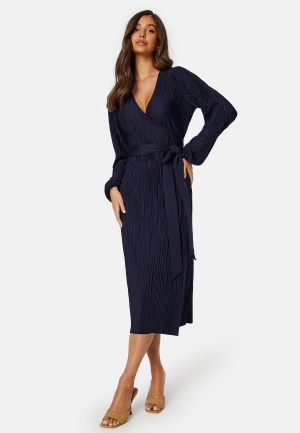 Se BUBBLEROOM Pleated Wrap Midi Dress Navy XL ved Bubbleroom