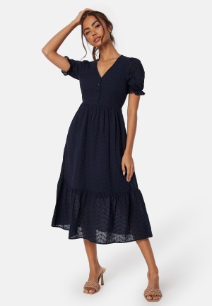 Se Happy Holly Broderie Anglaise Dress Navy 32/34 ved Bubbleroom