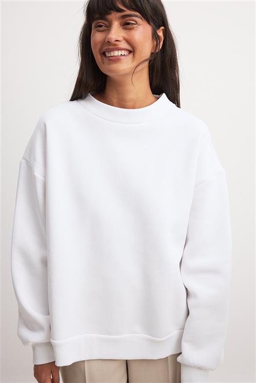 Se NA-KD Basic Højhalset sweatshirt med detalje - Offwhite ved NA-KD