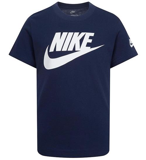 Se Nike Nike T-shirt - MÃ¸rkeblÃ¥/Hvid ved KidsWorld