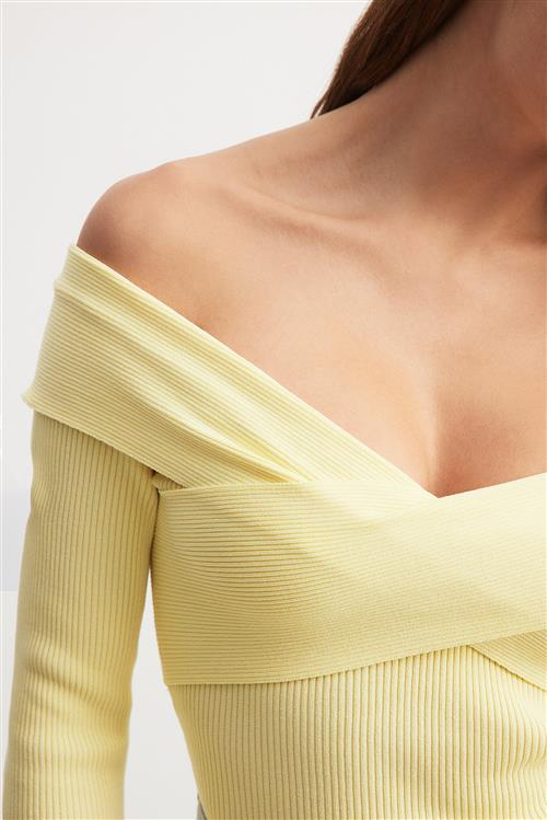 Se NA-KD Off shoulder langærmet top - Yellow ved NA-KD