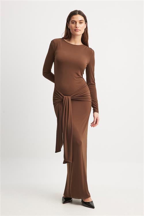 Se NA-KD Tie Waist Maxi Dress - Brown ved NA-KD