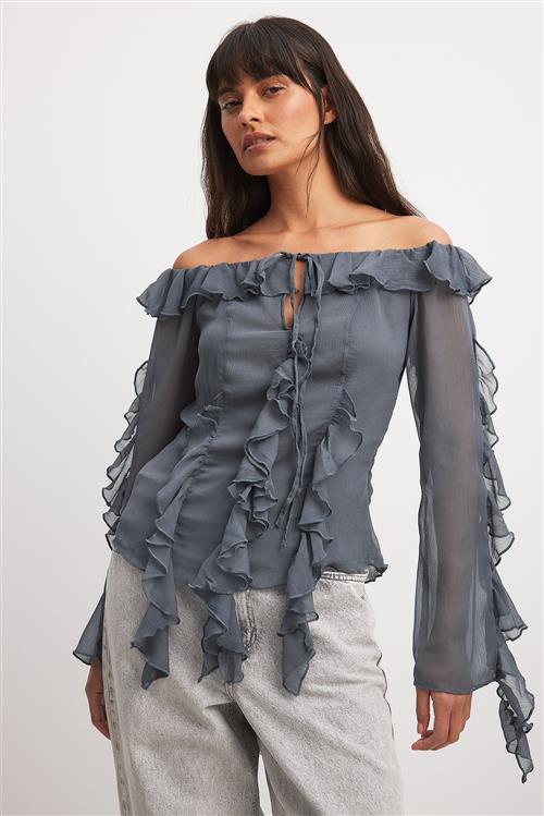 Se NA-KD Chiffonbluse med flæser uden skuldre - Grey ved NA-KD