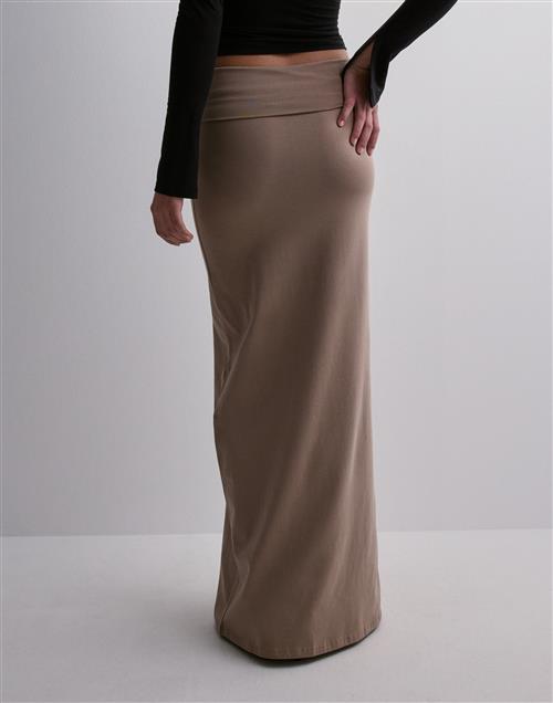 Se Nelly - Beige - Low Waist Folded Maxi Skirt ved Nelly