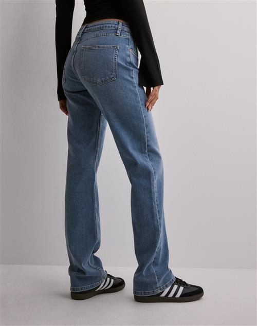 Se Nelly - Blå - Low Waist Straight Leg Jeans ved Nelly