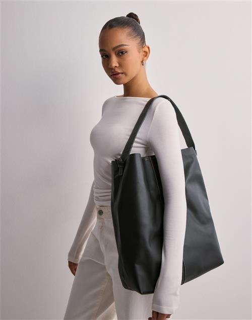 Se BECKSÖNDERGAARD - Sort - Glossy Cow Mae Bag ved Nelly