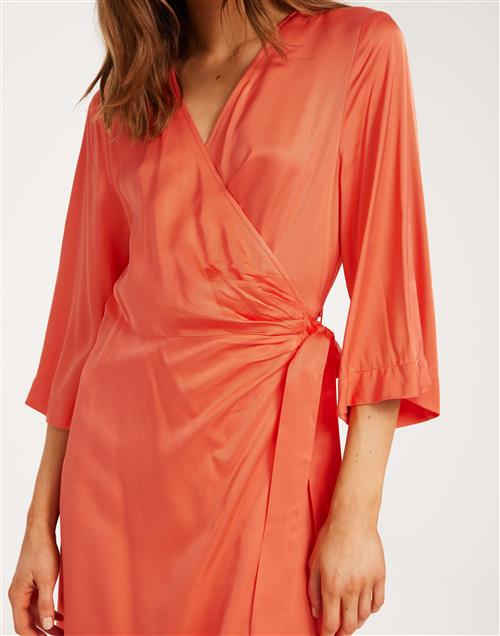 Se Selected Femme - Orange - Slffranziska 3/4 Short Satin Wrap D ved Nelly