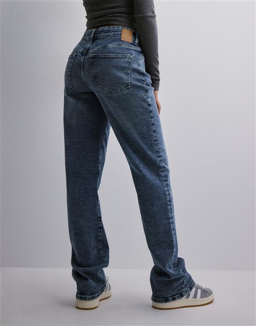 Se Pieces - Blå - Pckelly Mw Straight Jeans MB402 Noo ved Nelly