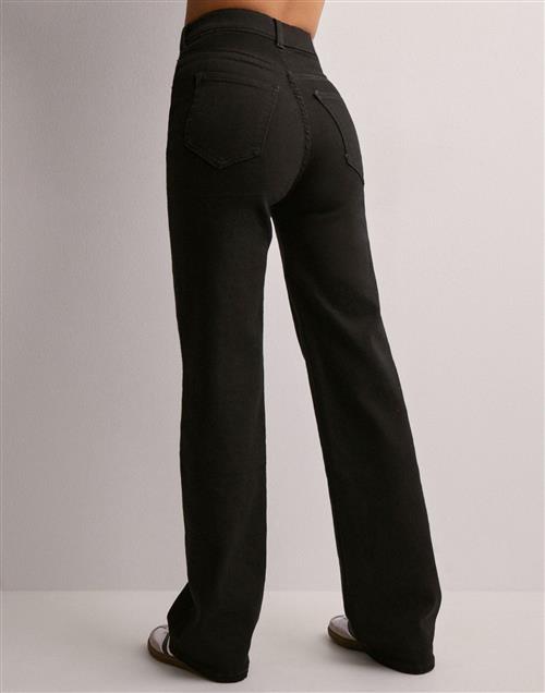 Se Dr Denim - Sort - Moxy Straight ved Nelly