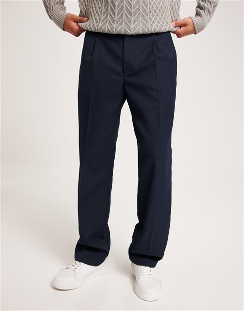 Se Woodbird WBBen Suit Pant Habitbukser Dark Navy ved NLY Man