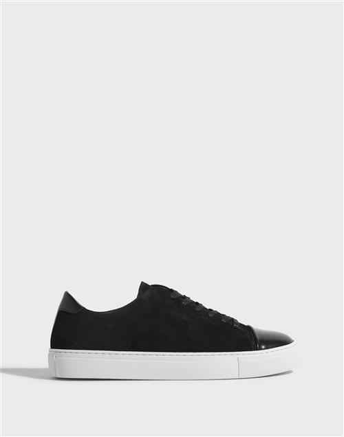 Se Sneaky Steve Lescape Suede Lave sneakers Black ved NLY Man