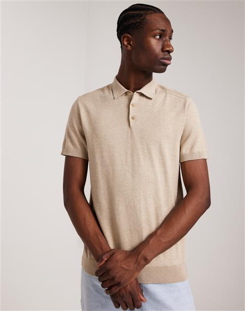 Se Selected Homme Slhberg Ss Knit Polo Noos Kortærmede poloer Beige ved NLY Man