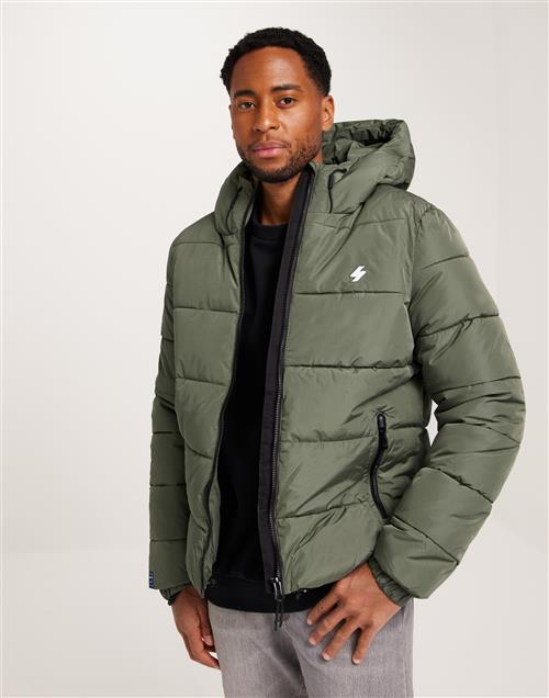 Se Superdry Hooded Sports Puffr Jacket Puffer jackets Olive ved NLY Man