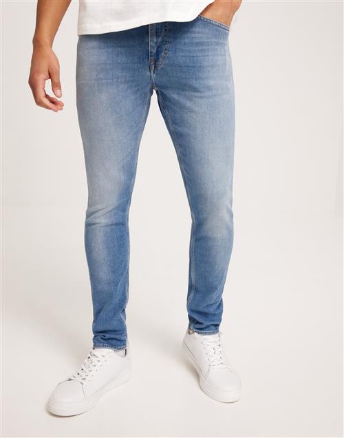 Se Tiger of Sweden Evolve Slim fit jeans Blå ved NLY Man