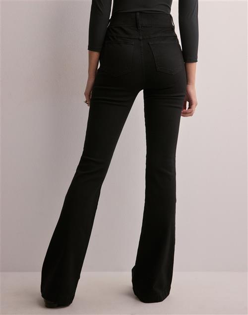 Se Spanx - Sort - Flare Jeans ved Nelly