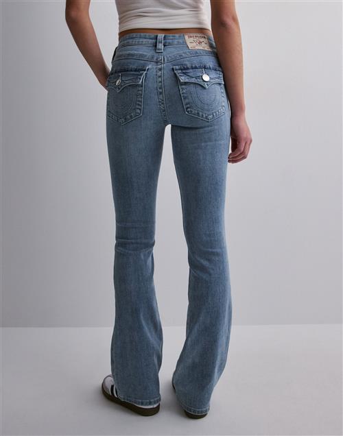 Se True Religion - Blå - Becca Mid Rise Boot Cut Flap ved Nelly