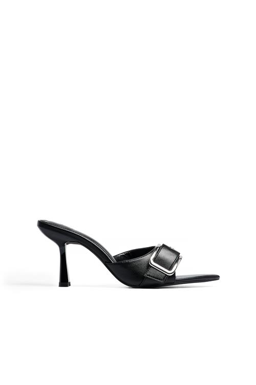 Se NA-KD Pointy Toe Buckle Detail Heels - Black ved NA-KD