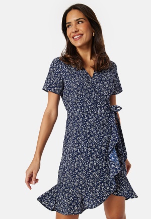 Se BUBBLEROOM Flounce Short Wrap Dress Dark blue/Patterned XS ved Bubbleroom