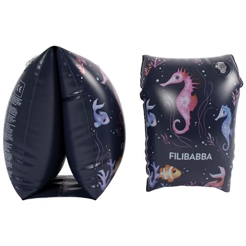 Se Filibabba Alfie Armringer Rainbow Reef | Marine blå | 01 ved Babyshop