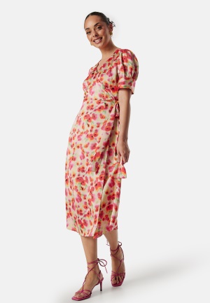 Se VILA Naria S/S Wrap Midi Dress Poppy Red AOP:Poppy 34 ved Bubbleroom