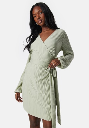 Se BUBBLEROOM Pleated Wrap Short Dress Dusty green XS ved Bubbleroom