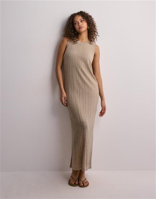 Se Selected Femme - Beige - Slfhennah Sl Knit Dress ved Nelly