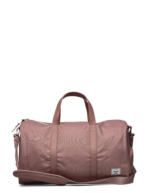 Se Herschel Herschel Novel Duffle Herschel Pink ved Booztlet