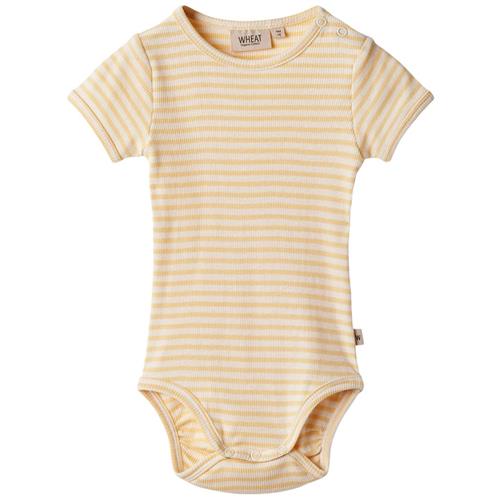 Se Wheat Elisa Stribet Babybody Pale Apricot | Lyserød | 62 cm ved Babyshop