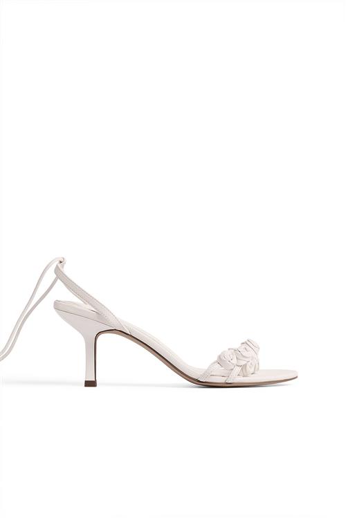 Se NA-KD Rose Bud Heels - White ved NA-KD