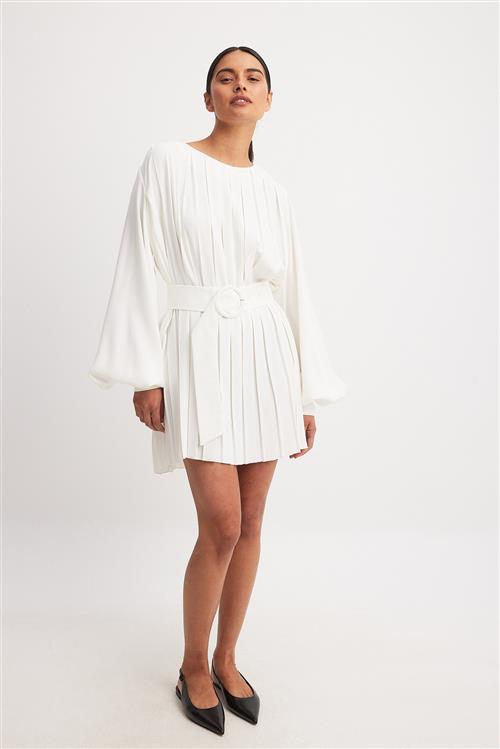 Se Chloe Rose x NA-KD Pleated Woven Balloon Sleeve Mini Dress - White ved NA-KD