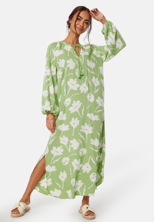 Se Happy Holly V-neck Raglan Viscose Dress Green/Patterned 32/34 ved Bubbleroom