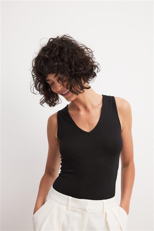 NA-KD Soft Line ærmeløs bodysuit med V-udskæring - Black