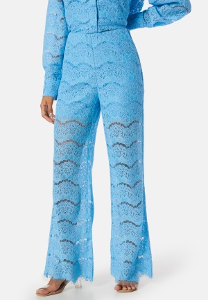 Se YAS Yaslarisso HW Lace Pants Blue L ved Bubbleroom