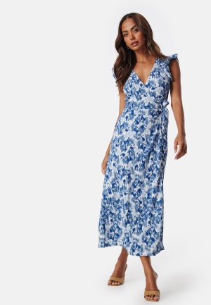 Se VILA Vipeffi lira V-Neck wrap midi dress White/Blue/Patterned S ved Bubbleroom