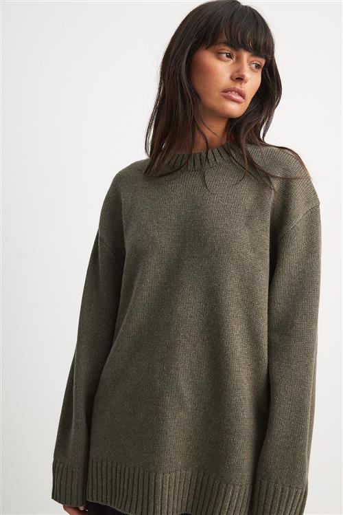 Mariona Autran x NA-KD Oversized strikket trøje med rund hals - Brown