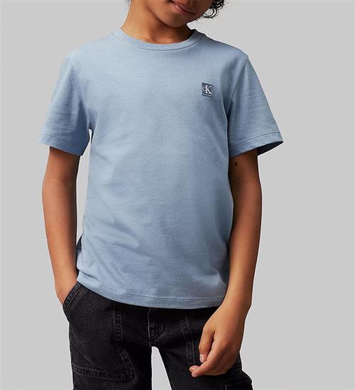 Se Calvin Klein T-shirt - Monogram Mini Badge - Faded Denim ved KidsWorld